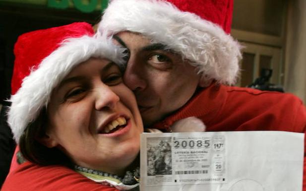 Marta y Jordi, muestran una fotocopia de su décimo de la Lotería de Navidad, agraciado con el primer premio en 2005. /Toni Albir (Efe)