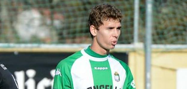 Pablo González en un partido con el Somozas, con un compañero agachado tras encajar un gol.