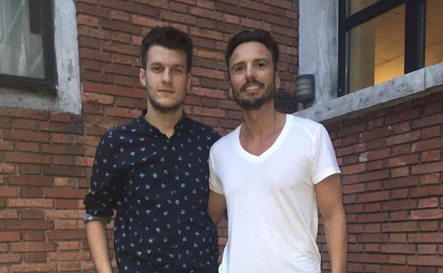 El director deportivo, Alain Menéndez, posa con el fichaje Chus Fernández.