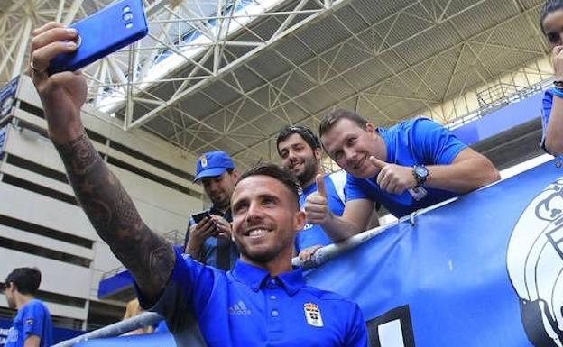 Aarón Ñíguez posa con un grupo de aficionados del Real Oviedo.