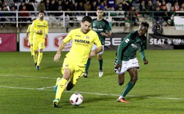 Owusu (derecha) pelea por un balón en un partido entre el Toledo y el Villarreal.