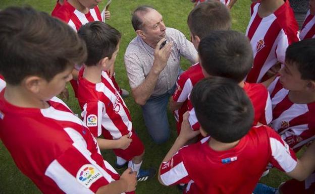 Quini firma autógrafos a los niños del Campus.
