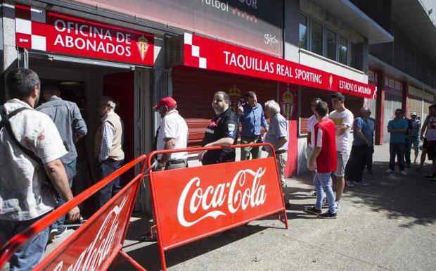 Aficionados hacen cola para renovar el abono.