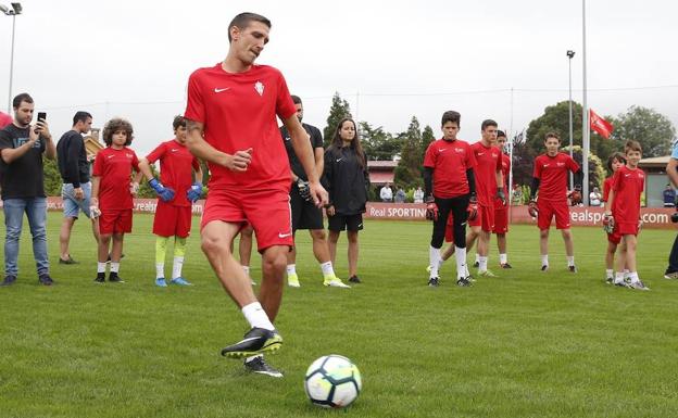 Primeros toques de balón de Stefan en su nueva etapa rojiblanca.