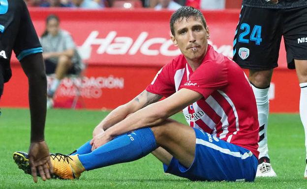 Stefan Scepovic, durante un encuentro en El Molinón.