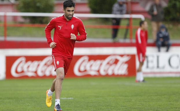 Michael Santos, en un entrenamiento del Sporting. /ARNALDO GARCÍA.