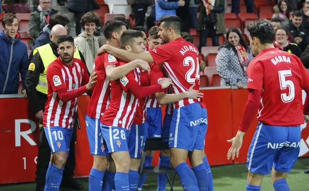 Los jugadores del Sporting celebran el primer tanto marcado por Santos. /DAMIÁN ARIENZA.