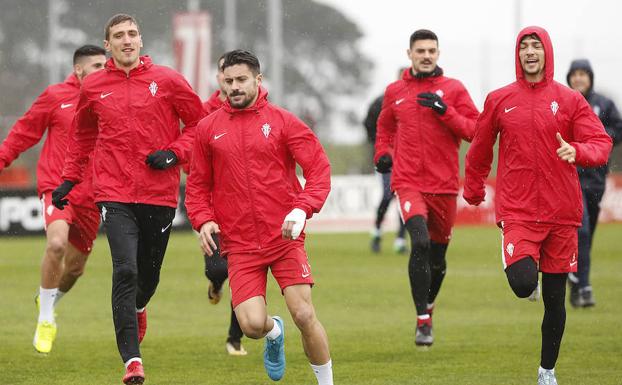 La plantilla del Sporting, durante el entrenamiento de esta mañana en Mareo. La plantilla del Sporting, durante el entrenamiento de esta mañana en Mareo.