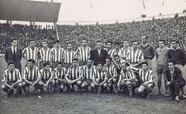 La plantilla del Sporting, antes del último partido de la temporada 56-57, ante el Eibar. De pie, Armendáriz, Ortiz, Pocholo, Luis Bellón, Gallo, Bolinches, Barrio, Pellicer, Armengol, Altisén, Garbayo, García, Santiago y Sión. Agachados, Quique, Ricardo, Molinucu, Torre, Prendes, Cabal, Antonín, Medina, Gago, Sánchez y Biempica.