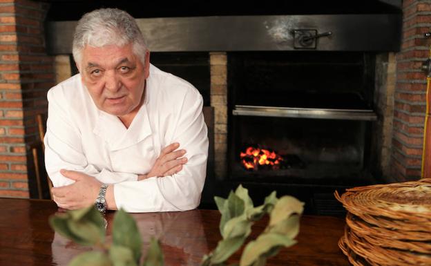 El hostelero Abel Terente, en su restaurante El Asador de Abel, de Argüelles (Siero).
