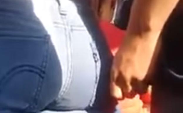 Momento en el que agresor toca a su víctima en el metro de México.