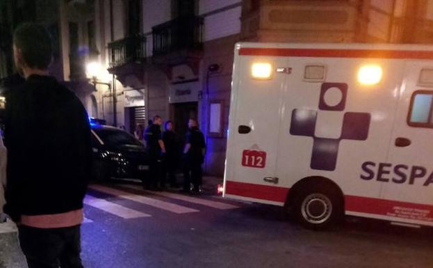 Policías y ambulancia, tras el suceso.