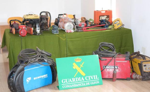 Herramientas recuperadas por la Guardia Civil.