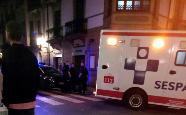 Policía y ambulancia en el lugar del ataque.