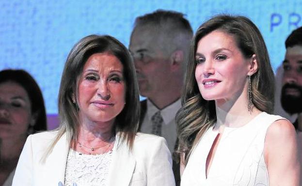 La diseñadora Purificación García y la reina Letizia, durante la entrega de los galardones.