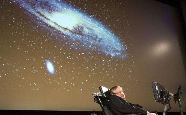 Stephen Hawking durante un discurso sobre la creación del universo en Suiza.