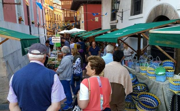 La calle El Quesu, en la capital piloñesa, repleta de puestos y visitantes.