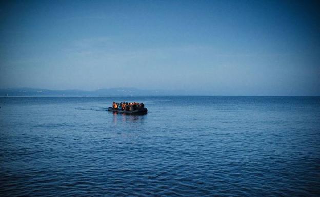 Una embarcación llega a la isla griega de Lesbos.