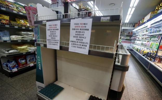 Un cartel advierte de la suspension en la venta de huevos en un supermercado en Seúl.
