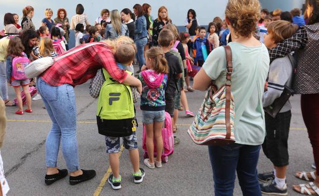 Un grupo de escolares, el primer día de clase.