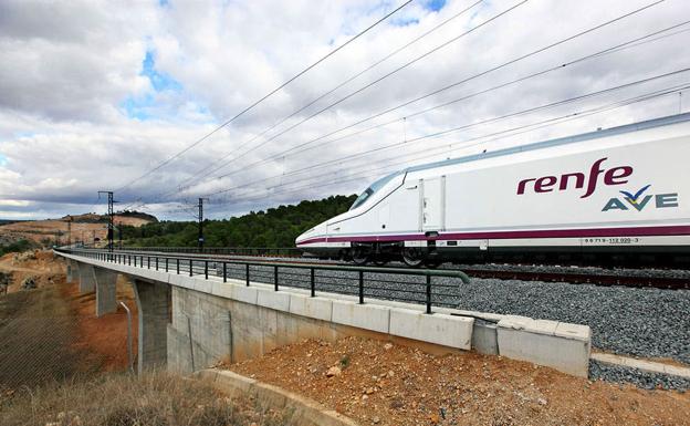 Un AVE circula por un tramo de la red ferroviaria española.
