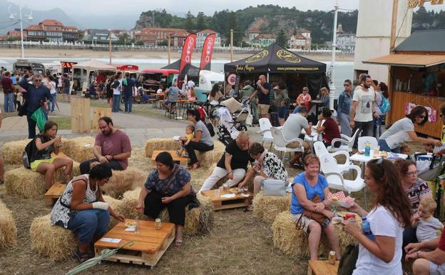 Decenas de 'foodtrucks' ofrecen su gastronomía en el Festival Fartukarte 2016 en Ribadesella.
