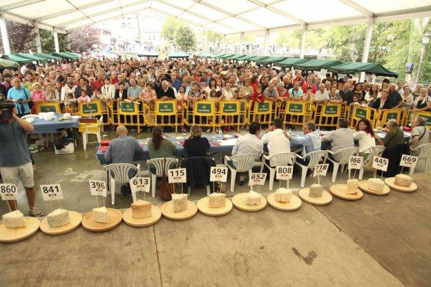 El Certamen del queso de Cabrales reúne a miles de personas durante este fin de semana en Arenas.