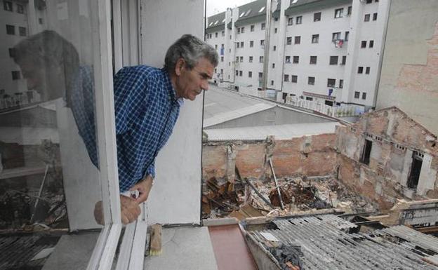 Francisco López observa el solar que ocupaba el almacén del bazar incendiado en Pumarín.