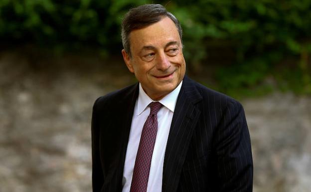 Draghi sonríe antes de una conferencia.