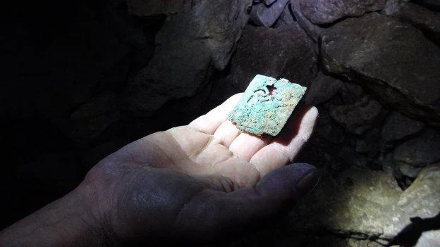 Una de las piezas encontradas en la sima prehistórica es una placa de cinturón con motivos vegetales. 