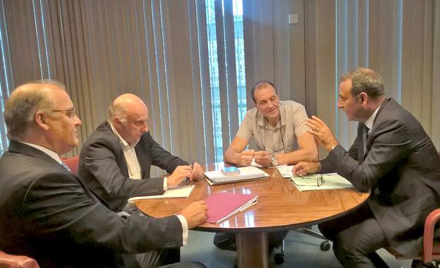 Desde la izquierda, los directores generales de Infraestructuras, José María Pertierra, y Urbanismo, Juan Pereiro; el alcalde de Langreo, Jesús Sánchez, y el consejero de Infraestructuras, Fernando Lastra.