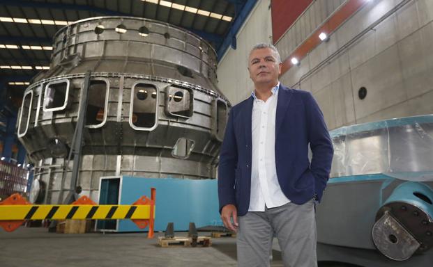 Belarmino Feito, en la nave principal de AsturFeito, ante el criostato de fusión nuclear que ha finalizado para un consorcio de universidades japonesas