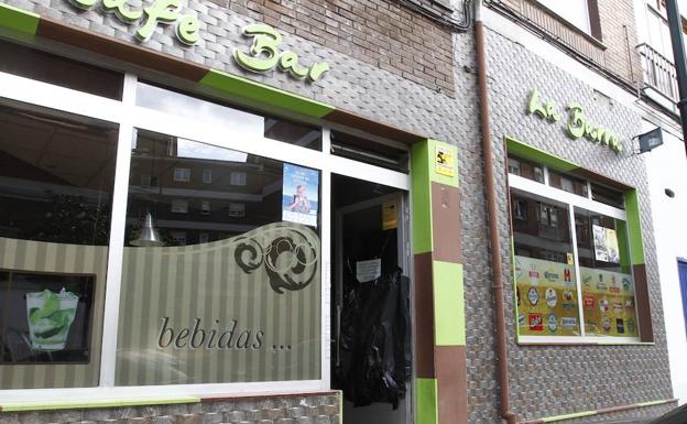 Los ladrones rompieron el cristal de la puerta del bar para acceder a su interior.