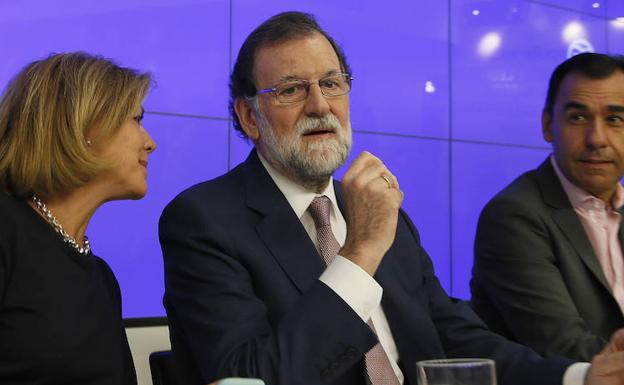 Rajoy, junto a Cospedal (i).