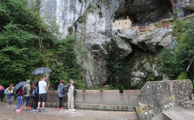 La Santa Cueva se ve este miércoles sin la conocida cascada.