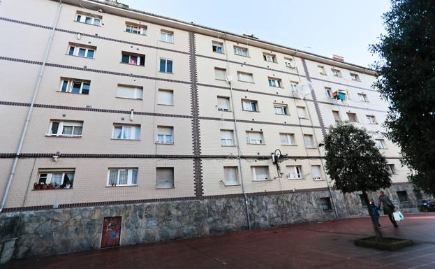 Bloque de viviendas desde donde se precipitó la mujer.