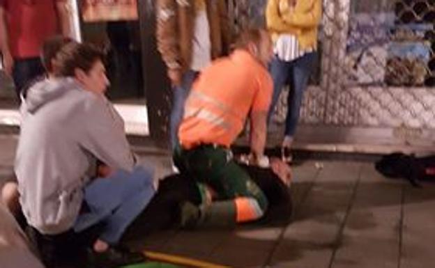 Un operario de Emulsa impide un robo y reduce al ladrón
