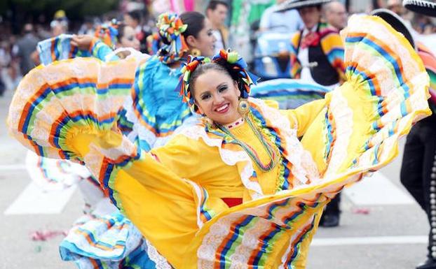 Una bailarina durante el desfile del Día de América del pasado San Mateo.