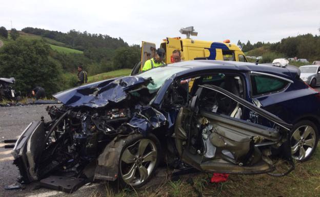 Uno de los vehículos siniestrados en los que quedó atrapado un conductor.