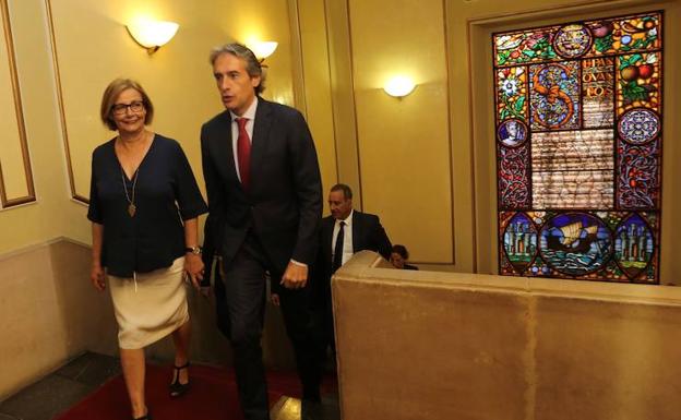 La alcaldesa de Avilés y el ministro de Fomento, esta mañana.