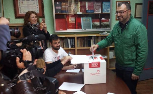 Adrián Barbón votando en la Casa del Pueblo de Laviana