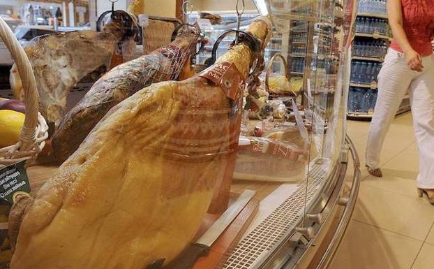 Condenados por robar 21 paquetes de jamón, seis botellas de licor y cinco videojuegos