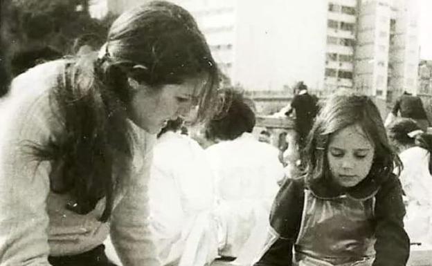 La gijonesa Rocío Martínez, en Buenos Aires, con su hija Bárbara, meses antes de que la secuestraran de su casa en junio de 1976./