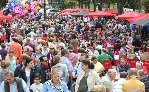 El campo de San Francisco, lleno de gente en el día grande de las fiestas de San Mateo de Oviedo. /Alex Piña