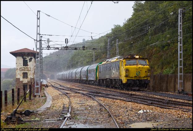 Un convoy de mercancías, superando la vieja rampa por el puerto de Pajares. 