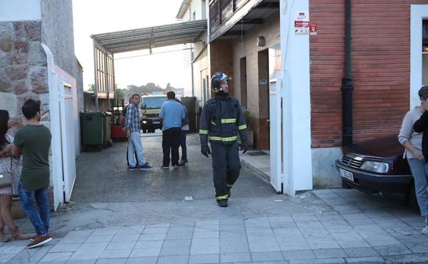 Bomberos y trabajadores de la planta afectada, en el exterior del inmueble./Pablo Nosti