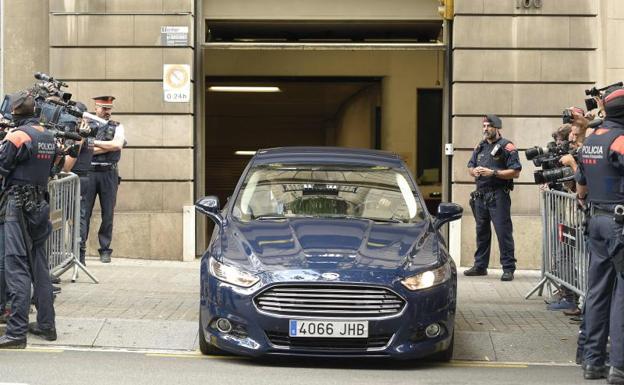 El vehículo de Josep Lluís Trapero a la salida de la reunión de mandos policiales./Quique García (Efe)