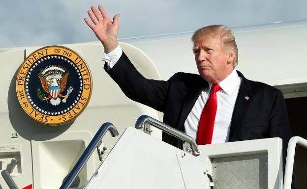 Donald Trump desciende del Air Force One, el avión presidencial de Estados Unidos./Reuters
