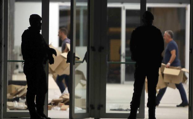 Agentes en el Centro de Seguridad de la Información de Cataluña./Efe