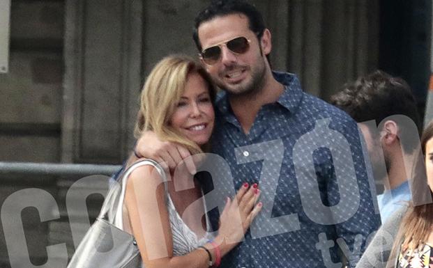 Lara Dibildos por las calles de Barcelona con su nueva pareja./